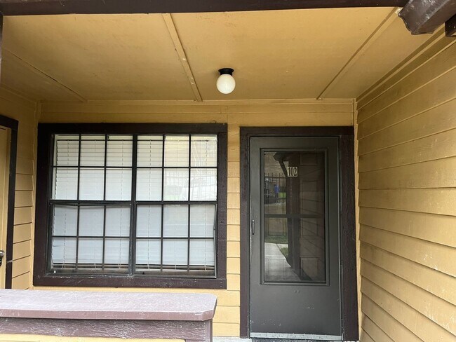 Photo - 355 Lakepointe Dr Unit 102
