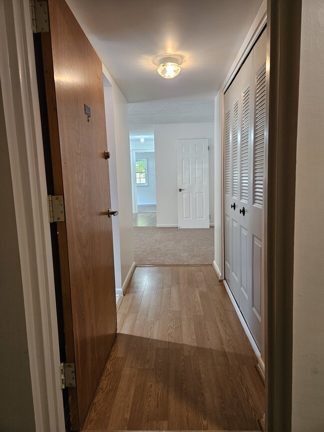 Building Photo - 3204 Valley Dr Unit 3204 Valley Drive