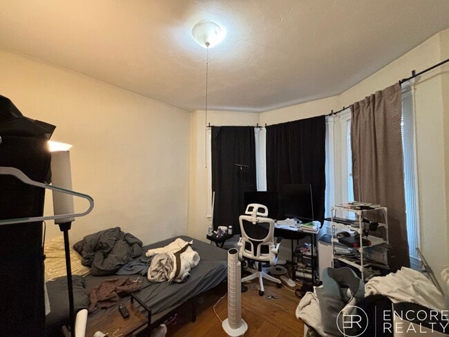 Building Photo - 462 Park Dr