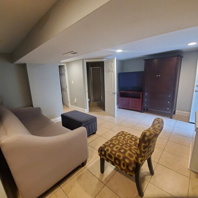 Photo - 632 Lamont St NW