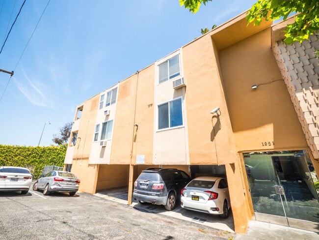 1957 Frank St / 2519 Virginia Ave