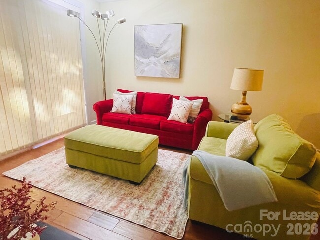 Building Photo - 718 W Trade St Unit 210