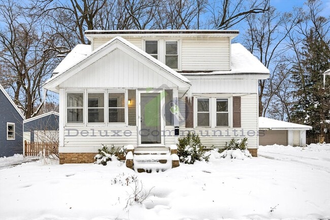 Building Photo - GORGEOUS 4 BEDROOM HOME!!! Available NOW- Month to month lease only!