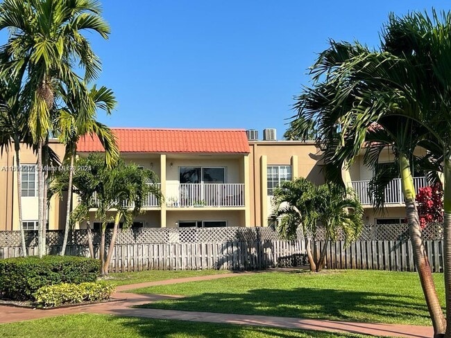 Building Photo - 5000 NW 79th Ave Unit 101