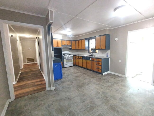Photo - 4-Bed, 2-Bath house with huge backyard