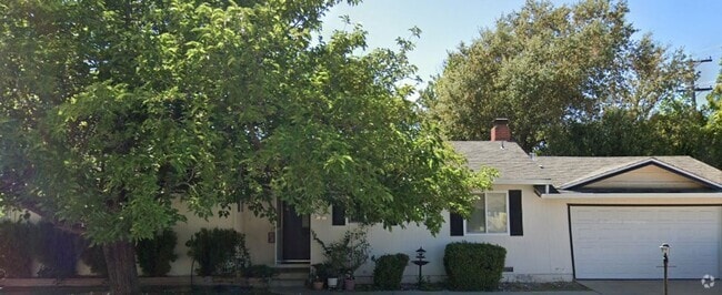 Building Photo - Home on Large Corner Lot