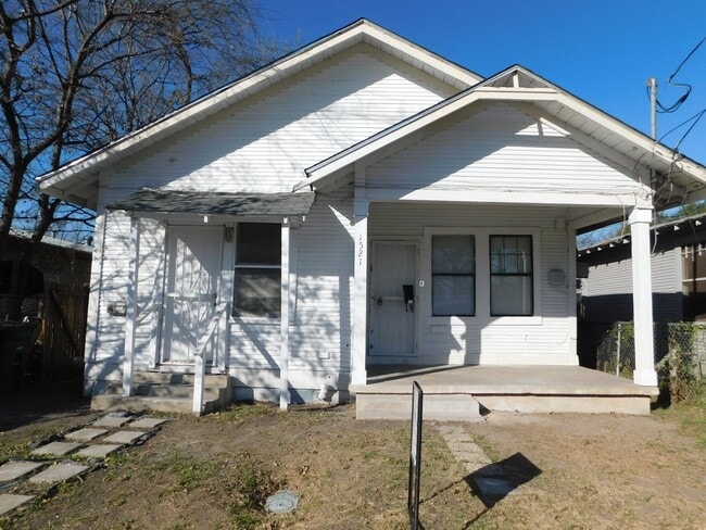 Building Photo - Cozy & Convenient Living in San Antonio’s East Side