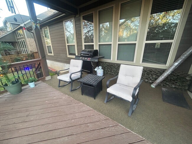 Photo - 724 Decathlon St