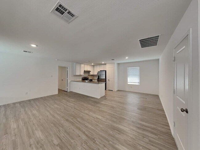 Photo - 4115 Southton Tarn