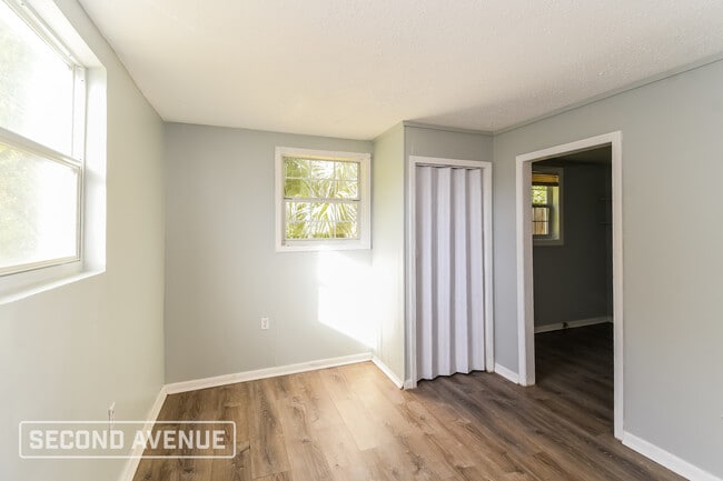 Photo - 7333 Roslyn Rd