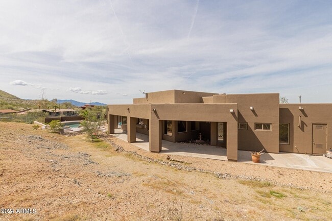 2715 W Cheyenne Dr