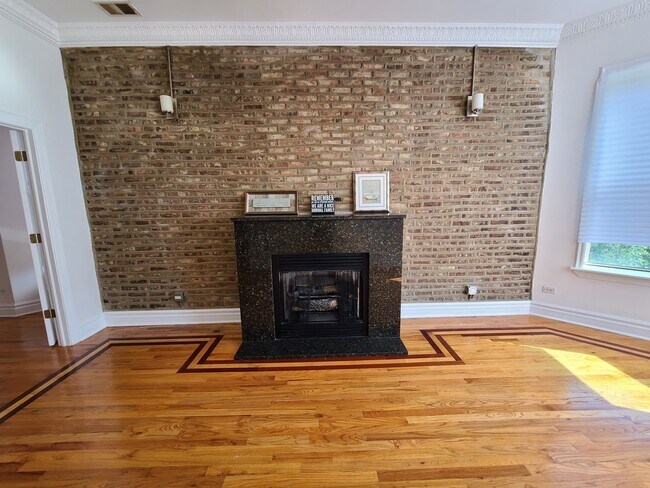 Photo - 4856 S Prairie Ave Unit 2