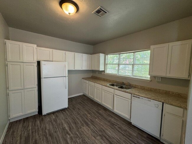 Photo - 2 bed 1 bath in Chickasha updates throughout! 250 off your move in by Jan 1st!