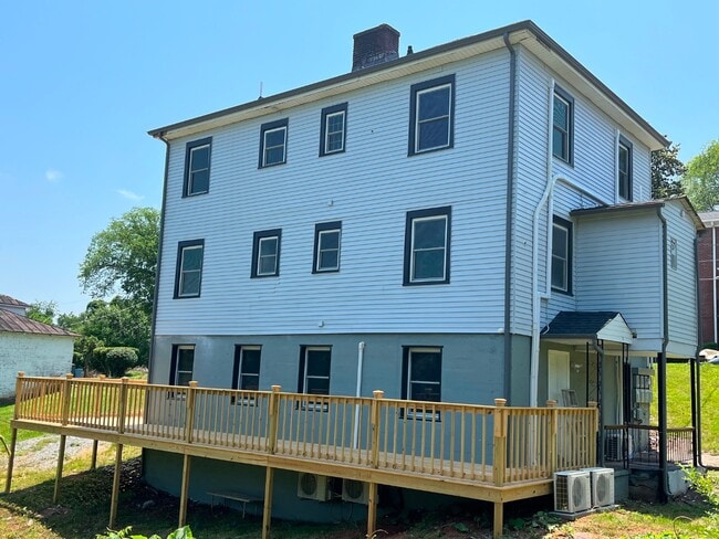 Photo - 305 Granville St