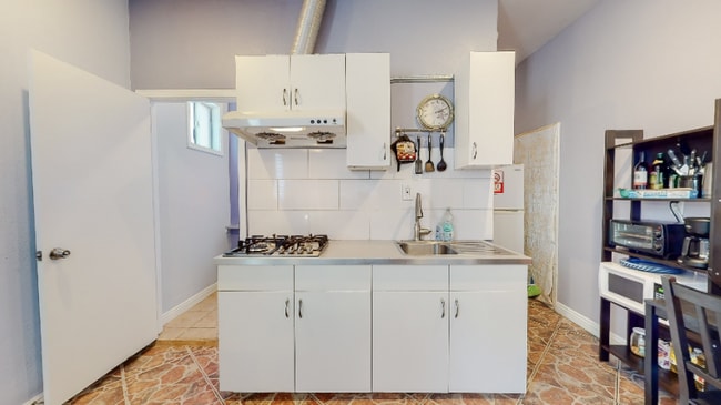 Photo - 1045 N Hazard Ave Unidad Back Studio