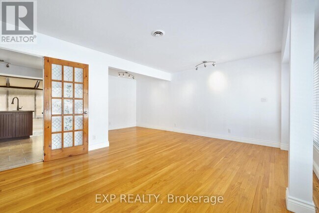 Photo - 888 Charleswood Ave