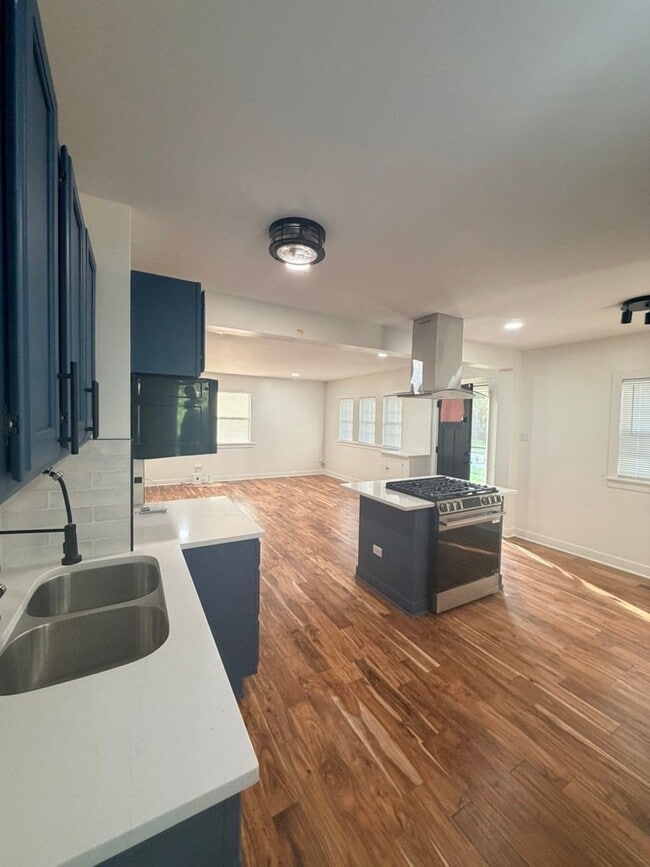 Photo - 592 Brookline St