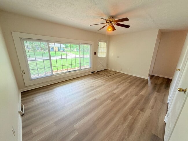 Photo - 845 Middle Dr