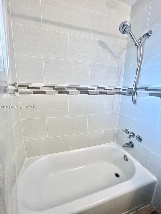 Photo - 1412 SW 41st Ave Unit Front