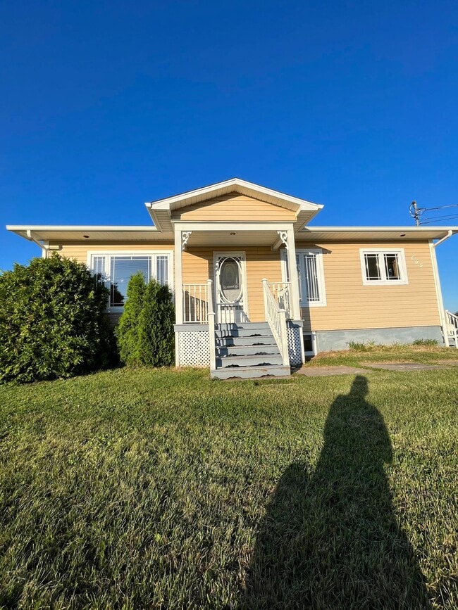 Building Photo - 665-665 Rue Principale Unit 665-3