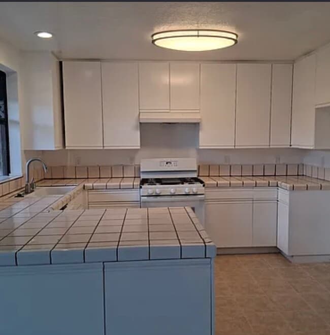 Building Photo - 366 E 15th St