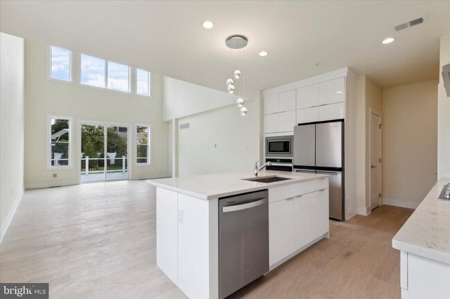 Photo - 674 Levering St