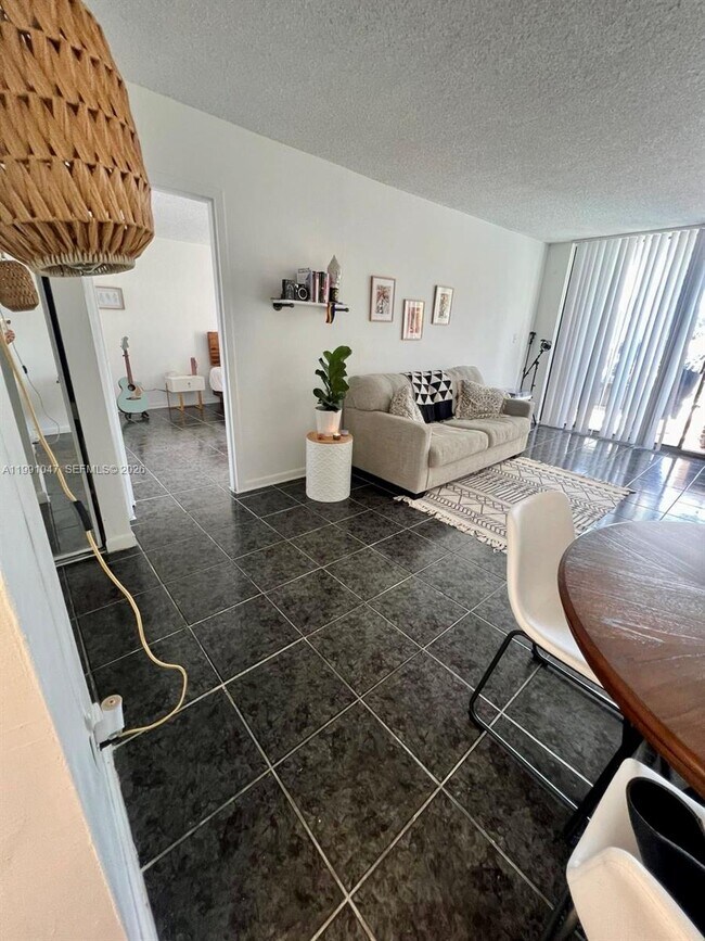 Photo - 2350 NE 135th St Unidad 208