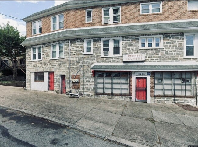 Building Photo - 5765 Woodcrest Ave Rental