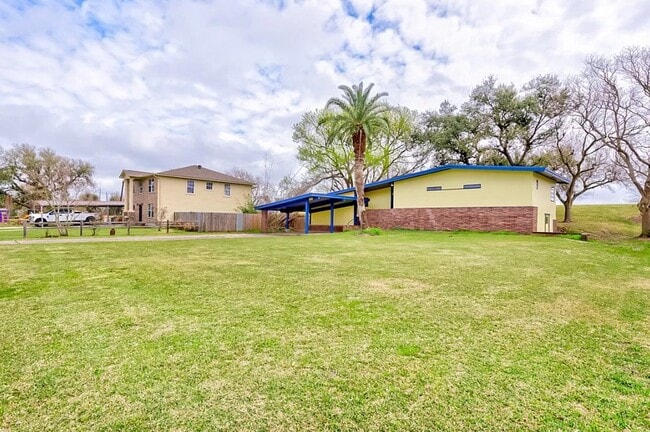 Photo - 4600 Lakeshore Dr