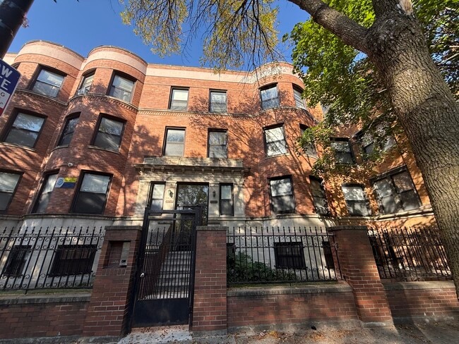 Building Photo - 5852 S King Dr Unit 2