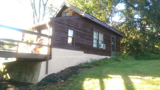 Building Photo - 1258 E Caracas Ave Unit Cottage