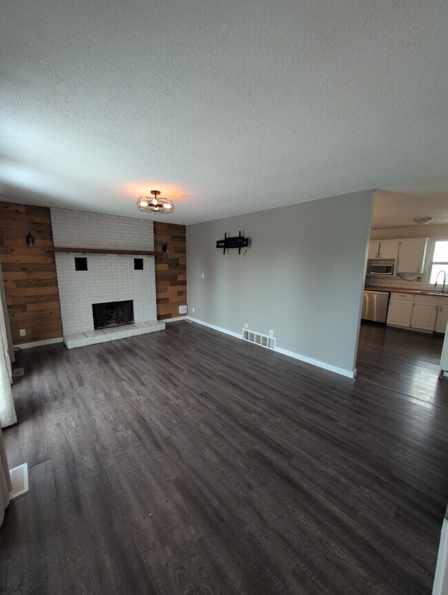 Photo - 8307-8398 98 Ave