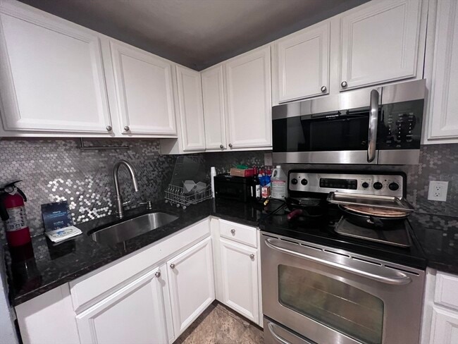 Building Photo - 50 Seymour St Unit 8