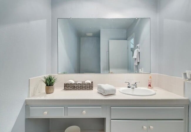 Photo - Beautiful 3 bed / 2.5 bath Townhome with Patio and 2 car garage in Huntington Beach