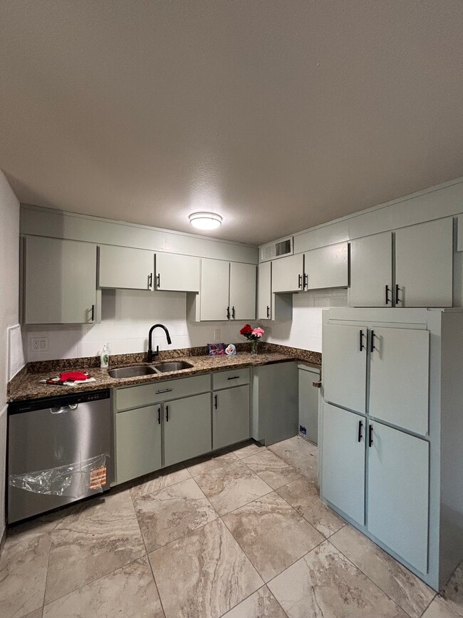 Building Photo - 7261 W Camelback Rd