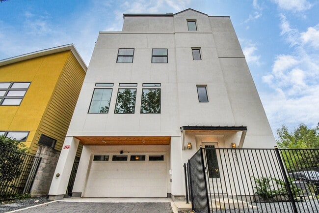 Building Photo - 2303 Yupon St