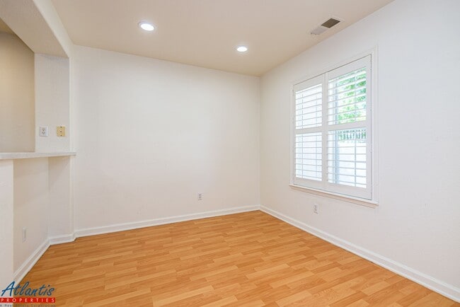 Photo - Desirable Evergreen Townhouse