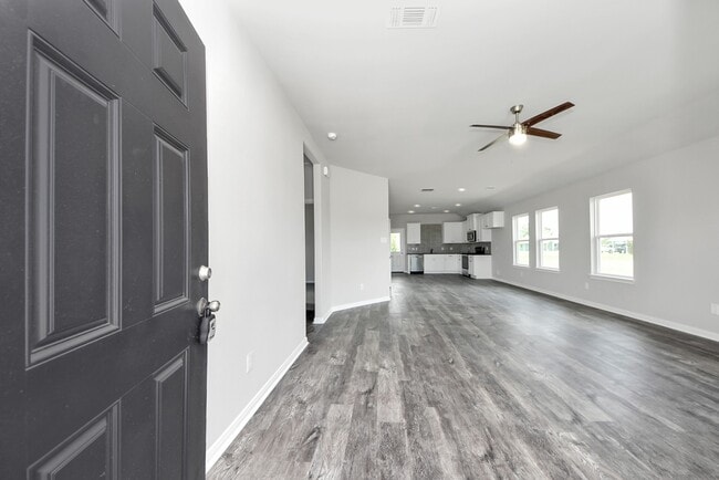Building Photo - 688 Swallow Dr
