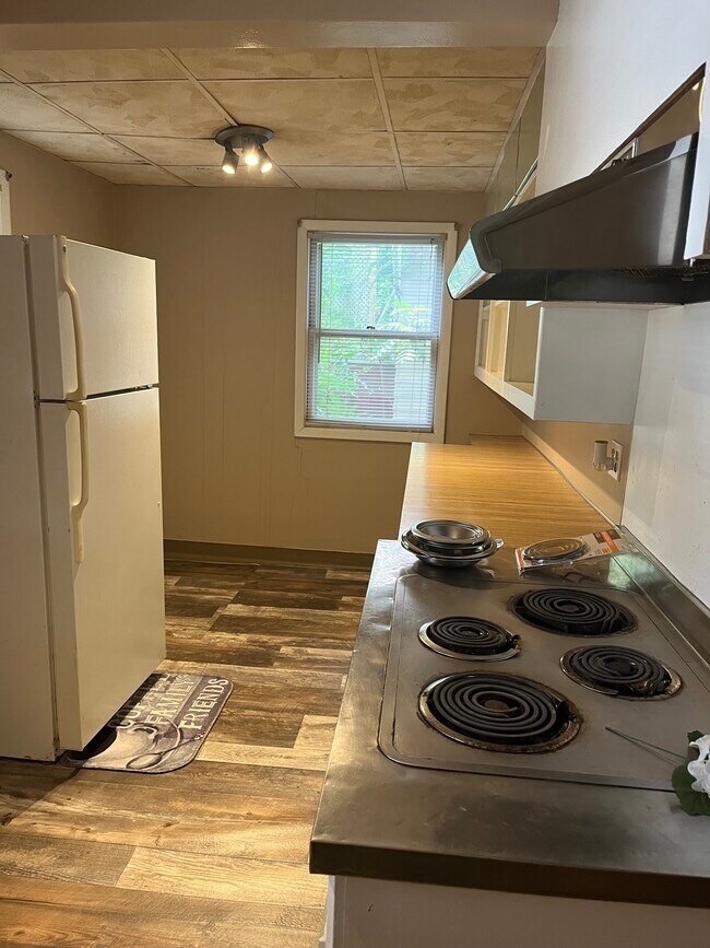 Photo - 402 S Memorial Dr Unidad 3 Built in Bookcases