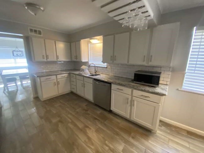 Photo - 5566 Beechnut St