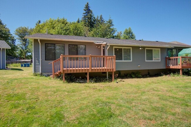 Photo - For Lease Edmonds - 900 Sq. Ft Two bed-One/Bath Duplex