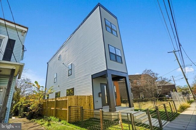 Building Photo - 4421 Kane Pl NE