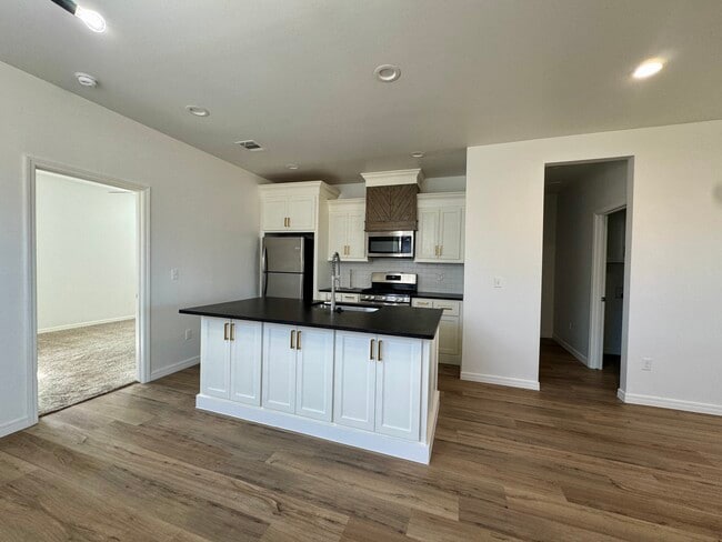 Photo - 704 Hornady St