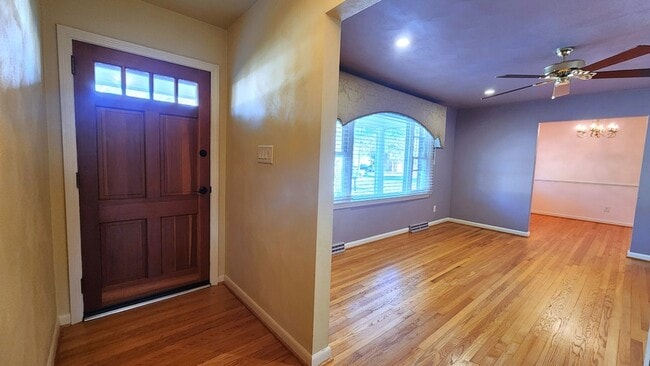 Photo - 305 Woodbridge Dr