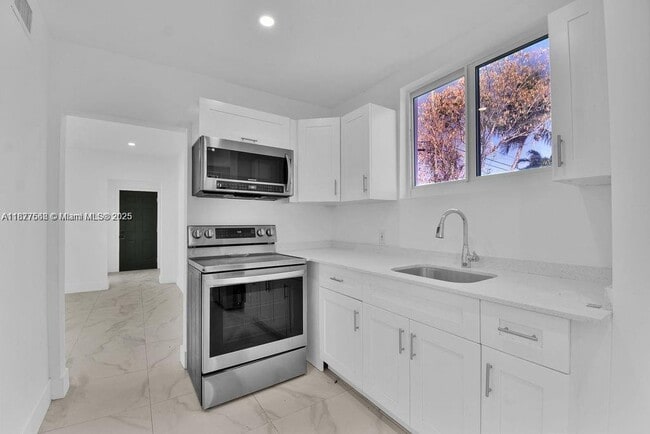 Building Photo - 3025 NW 8th Ave Unit 1 Rental