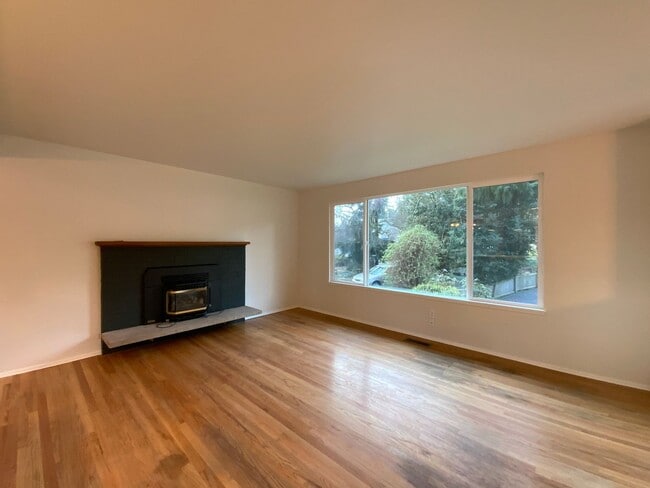 Photo - Extremely Spacious 5bd/2bth Split Level Home!