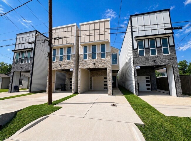 Building Photo - 8127 St Louis St