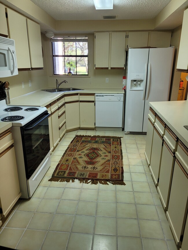 Photo - 210 Oak Bay St