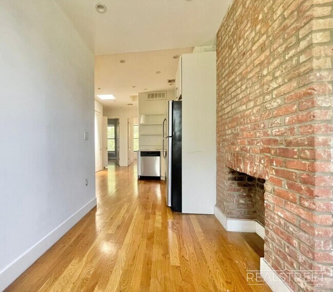 Stunning 3 bed 1.5 Bath w. Balcony in Bedstuy!
