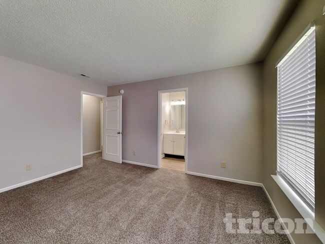 Photo - 1909 Blue Pine Ln